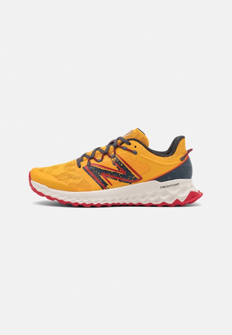 Chaussure de course jaune vif avec des accents rouges et noirs, semelle texturée et amorti "Fresh Foam" sur la semelle intermédiaire blanche.