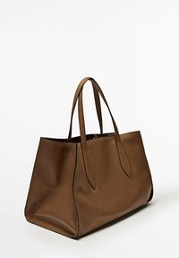 Sac tote en cuir marron, doté de deux anses allongées, d'une forme structurée, d'une texture lisse et de détails de coutures minimales le long des bords.