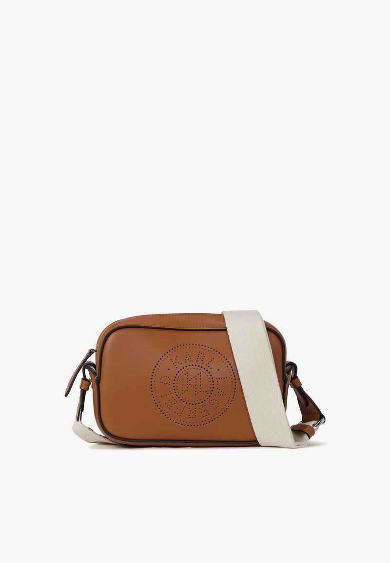 Borsa a tracolla rettangolare in pelle marrone con logo circolare perforato sul davanti e ampia tracolla regolabile in tessuto bianco.