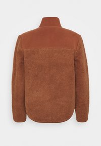 Hnědá fleecová bunda s texturovaným tělem a hladkým horním zadním panelem, dlouhými rukávy a krátkým stojatým límcem, zobrazená zezadu.