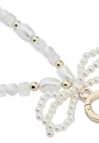 Biały naszyjnik z koralików o różnych kształtach, w tym przezroczyste kryształy i złote akcenty, wykończony zapięciem ze złotym okuciem.