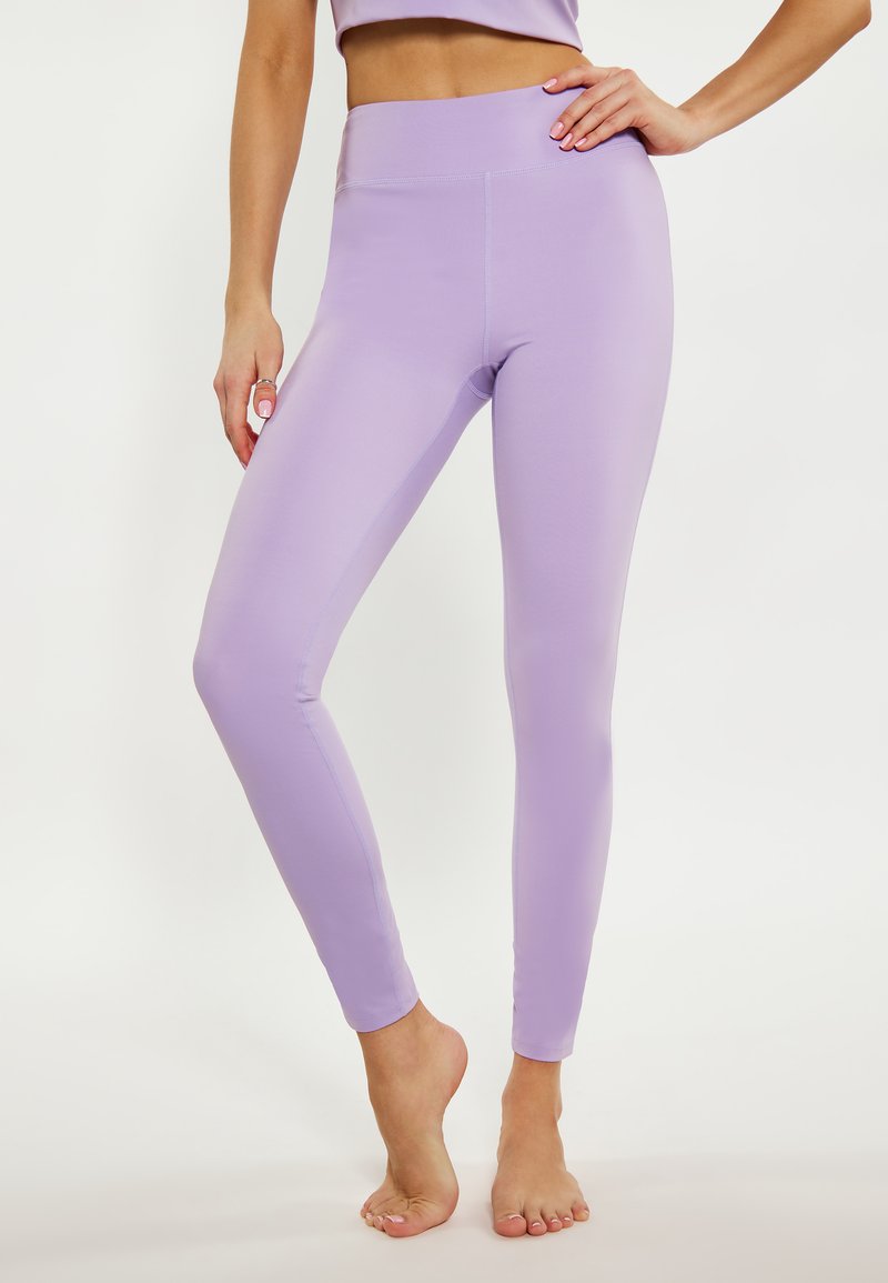 Ibolyak színű leggings rugalmas anyagból, magas derékkal, sima textúrával és illeszkedő fazonnal, amely a bokánál szűkül.