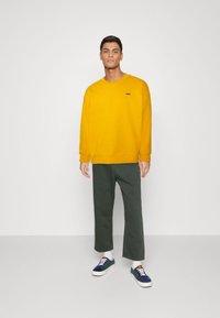 Levi's® Gold Tab CREW - Sportska majica - golden orange