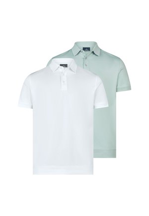 Twee polo's met korte mouwen, één witte aan de voorkant en één lichtgroene erachter, beide met kragen en knoopsluitingen.
