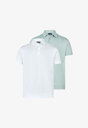 Zwei kurzärmelige Poloshirts, eines vorne weiß und eines hinten hellgrün, beide mit Kragen und Knopfleisten.