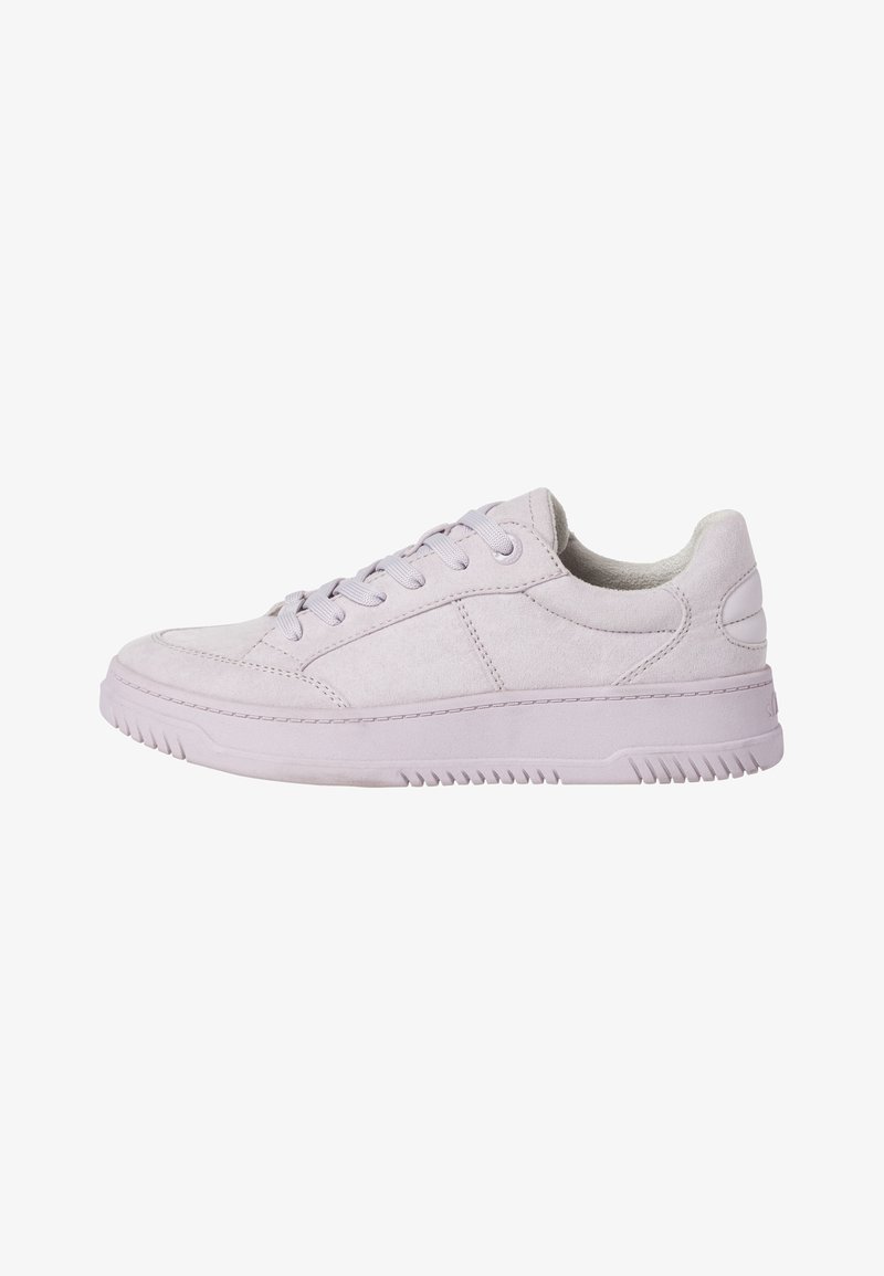 Baskets lacées rose clair avec semelle texturée et détails de coutures subtils, montrées de profil sur fond blanc.