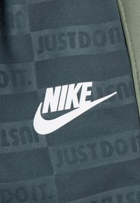 Nike Sportswear TEXTURED CLUB TRICOT SET - Spodnji deli trenirk - vintage green