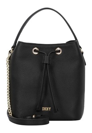 Sac seau en cuir noir avec poignée supérieure et bandoulière chaîne dorée, œillets dorés, fermeture à cordon et logo DKNY doré à l'avant.
