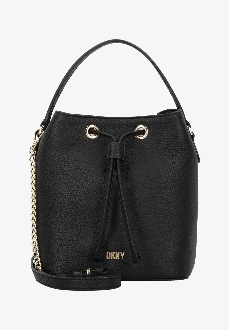Sac seau en cuir noir avec poignée supérieure et bandoulière chaîne dorée, œillets dorés, fermeture à cordon et logo DKNY doré à l'avant.
