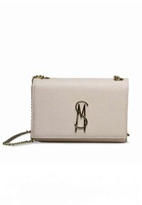 Sac bandoulière en cuir beige clair texturé avec un logo et une bandoulière chaîne dorés, présentant une forme rectangulaire et des bords lisses.