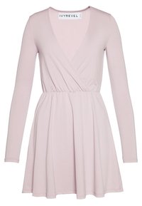 Rosa Langarmkleid mit V-Ausschnitt, Wickeldesign und gerafftem Taillenbereich. Der Stoff ist glatt und erzeugt einen fließenden A-Linien-Rock.
