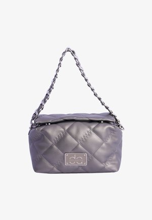 Bolso de mano de cuero gris acolchado con correa de cadena plateada y placa de logotipo metálica rectangular en la parte frontal.