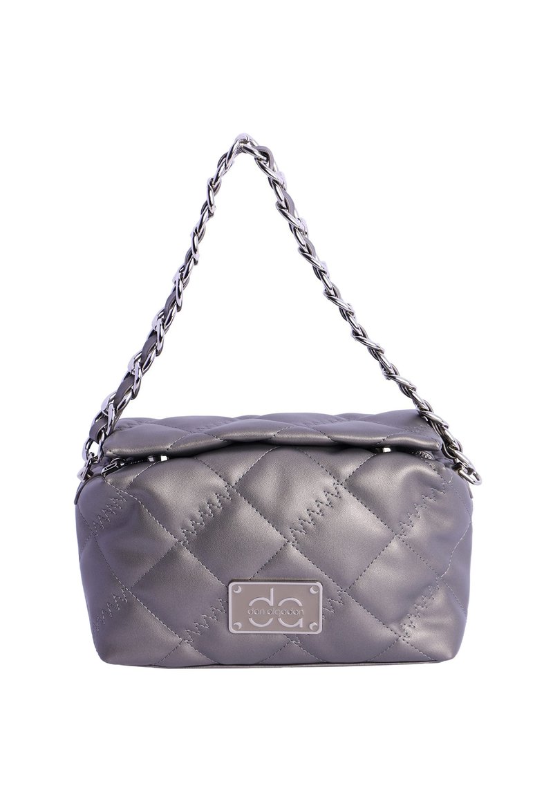 Bolso de mano de cuero gris acolchado con correa de cadena plateada y placa de logotipo metálica rectangular en la parte frontal.