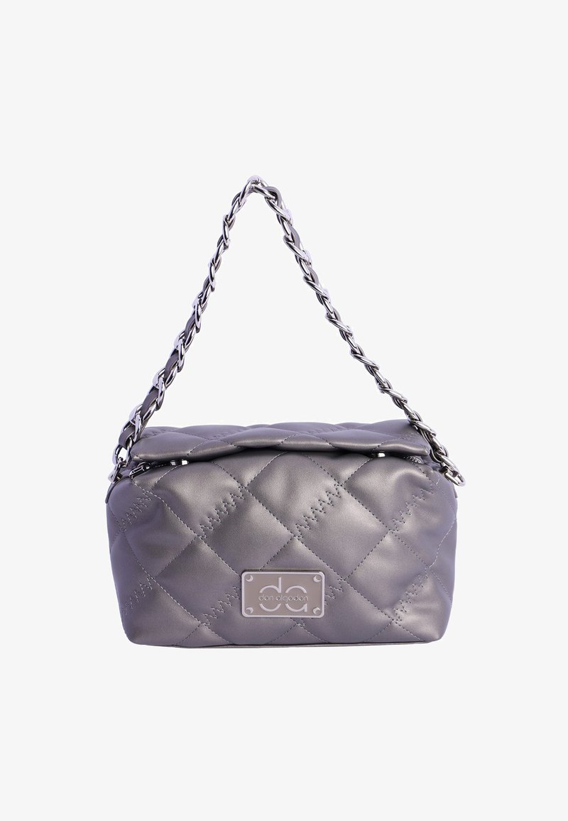 Bolso de mano de cuero gris acolchado con correa de cadena plateada y placa de logotipo metálica rectangular en la parte frontal.