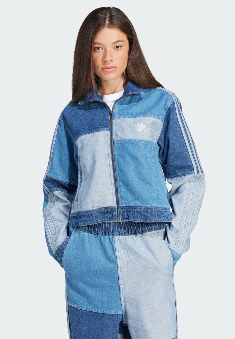 adidas Originals KSENIASCHNAIDER PW TRACK - Farkkutakki - light denim ...