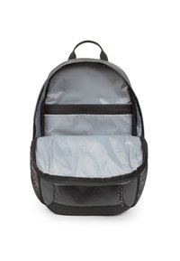 Zaino grigio con un esterno liscio e dettagli neri. Presenta un ampio interno, tasche laterali in rete e una maniglia superiore per il trasporto.