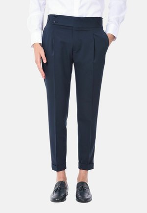 Pantaloni tailored blu navy con pieghe, chiusura con due bottoni in vita e risvolti, realizzati in un tessuto morbido.