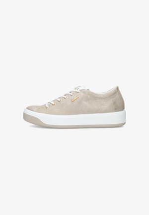 Sneaker beige basse con tomaia in tessuto strutturato, lacci bianchi, occhielli dorati e suola spessa in gomma bianca.