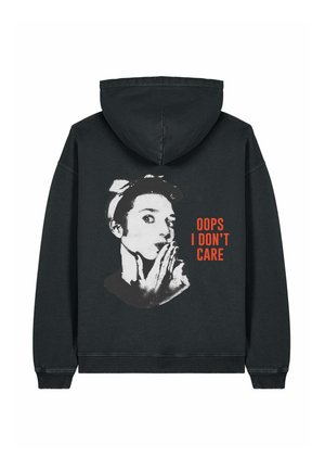 Felpa nera con cappuccio, caratterizzata da una stampa grafica del volto di una donna in scala di grigi, con testo rosso che recita "OOPS I DON'T CARE." Tessuto morbido.