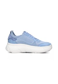 Sneakers azzurri chiari con parte superiore in rete traspirante e dettagli in suede, dotati di una suola bianca spessa e di un tassello sul tallone.