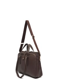 Borsa a tracolla in pelle marrone con due manici, tracolla regolabile e hardware color oro. Caratterizzata da una superficie testurizzata e chiusura con zip.