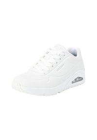 Weißer Sportschuh mit einem glatten synthetischen Obermaterial, durch perforierte Details, Schnürverschluss, dämpfender Sohle mit sichtbarem Luftkissen und strukturiertem Gummilaufsohle.