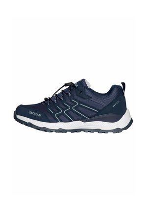 Zapatilla deportiva azul oscuro con suela blanca, cordón rápido elástico, parte superior de malla y marca SKOGAN en el lateral y el talón.