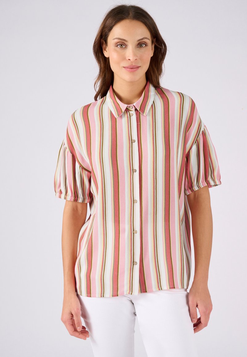 Blusa de manga corta a rayas en rosa, blanco y verde, con una tapeta de botones y mangas abullonadas. Tejido texturizado con rayas horizontales.