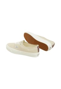 Sneakers in tela beige con suola in gomma bianca, chiusura con lacci davanti e dettaglio marrone sul tallone. Suola in gomma testurizzata per una migliore aderenza.