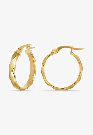 Boucles d'oreilles en forme de créoles torsadées en ton doré avec une finition lisse. Le design présente un fermoir à patte sécurisé pour un port facile.