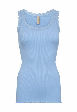 Hellblauses, geripptes Tanktop mit Spitzenbesatz am Ausschnitt und an den Armlöchern, das einen gewellten Saum am unteren Rand aufweist.
