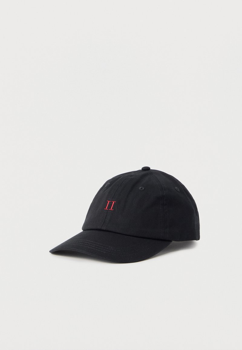 Μαύρο καπέλο μπέιζμπολ με κόκκινο κεντημένο ρωμαϊκό αριθμό II στο μπροστινό μέρος, εμφανιζόμενο σε λευκό φόντο.