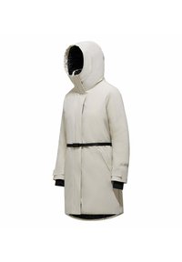 Parka impermeabile color beige chiaro con cappuccio, foderato in nero, zip frontale, vita con cintura e tasche laterali. Presenta una texture liscia e elegante.