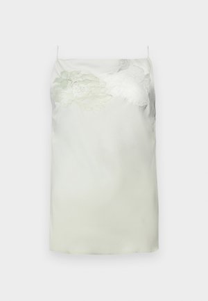 Vestido de satén en verde pálido con bordado floral en un hombro. Tirantes finos ajustables, corte recto y textura suave.