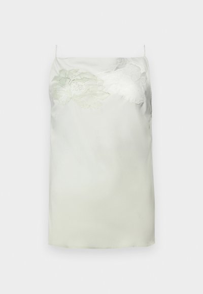 Saténové šaty na ramienka v svetlozelenej farbe s kvetinovou výšivkou na jednom ramene. Nastaviteľné tenké ramienka, rovný strih a hladká textúra.