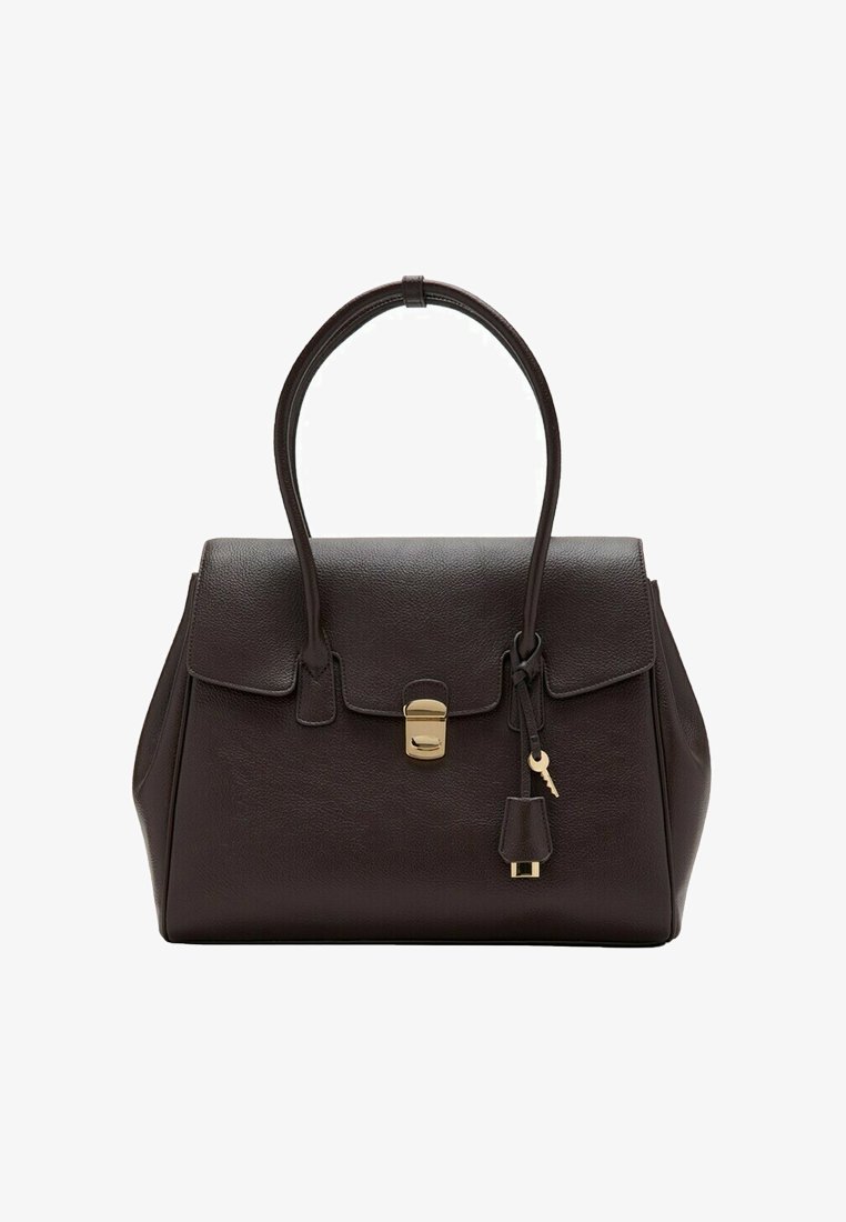 Tummanruskea nahkainen käsilaukku, jossa on yläkahvat, läppäpidike, kullanvärinen lukko ja roikkuva avainkoru valkoista taustaa vasten.