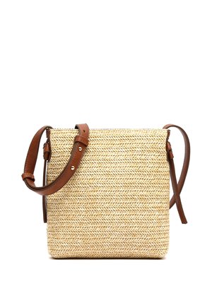 Quadratische Umhängetasche aus gewebtem Stroh mit verstellbarem braunem Lederriemen und Details aus Metallverschluss auf weißem Hintergrund.