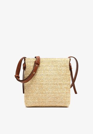 Ruutkujuline käsitsi punutud õlakott reguleeritava pruuni nahast rihma ja metallist pandlatega valgel taustal.