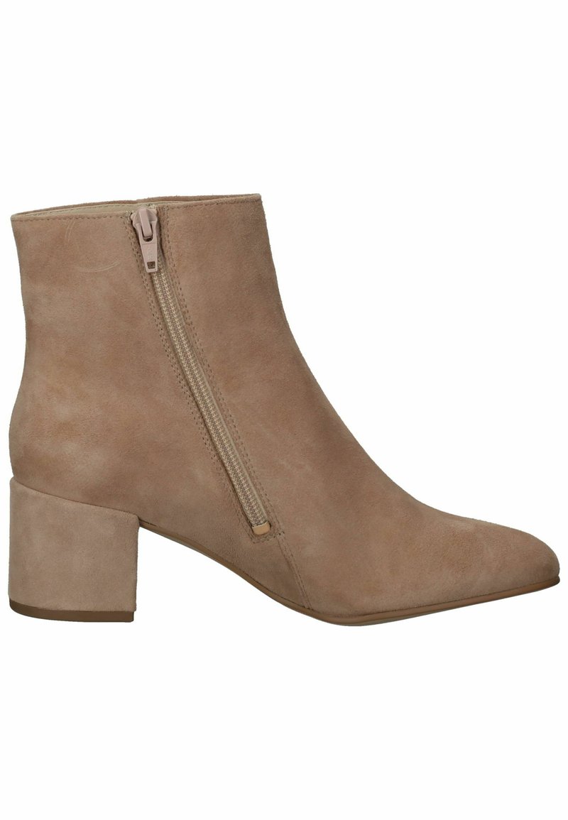 Beige Wildleder-Ankle-Boot mit spitzer Zehenpartie, 3-Zoll-Blockabsatz und einem seitlichen Reißverschluss zum Verschließen. Glatte Textur mit minimalen Details.