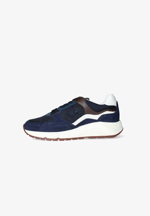 Sneaker in suede blu navy con accenti in pelle marrone e suola intermedia bianca. Presenta una suola in gomma testurizzata e cuciture a contrasto.