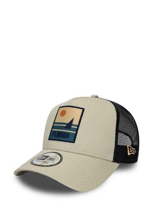 Beige Kappe mit einem schwarzen Netzrücken, versehen mit einem grafischen Patch, der eine Sonne und ein Segelboot darstellt. Verstellbarer Riemen, gebogener Schirm und Logo-Tag.