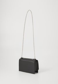 Borsa a mano in pelle nera di forma rettangolare, con una tracolla in catena argentata e una superficie textured. Si apre con un pattino per l'accesso.