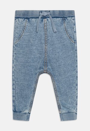 Pantalones para niño pequeño de estilo denim azul claro con cintura elástica, cordón ajustable, bolsillos laterales y tobillos con puños.