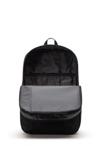 Schwarzer Rucksack mit geräumigem Innenraum, grauem gestreiften Futter, Reißverschluss, Fronttasche und einem Tragegriff für einfaches Tragen.