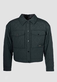 Giacca corta imbottita nera con chiusura frontale a bottoni, due tasche con patta sul petto e una piccola etichetta "JACKIT" sulla tasca sinistra.