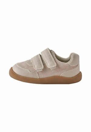 Beige ruskindtoddlersko med to brede velcro-stropper og en brun gummisål, sidebillede på hvid baggrund.