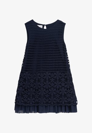 Marineblaues Kleid mit ärmellosem Design, das ein strukturiertes Häkeloberteil und einen floralen Spitzenunterteil zeigt und mit einem mehrlagigen transparenten Rüschensaum abschließt.