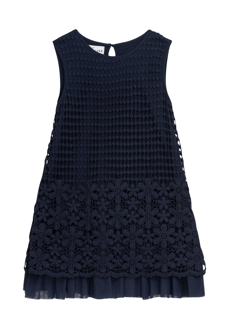 Marineblaues Kleid mit ärmellosem Design, das ein strukturiertes Häkeloberteil und einen floralen Spitzenunterteil zeigt und mit einem mehrlagigen transparenten Rüschensaum abschließt.