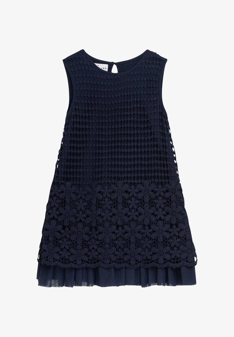 Marineblaues Kleid mit ärmellosem Design, das ein strukturiertes Häkeloberteil und einen floralen Spitzenunterteil zeigt und mit einem mehrlagigen transparenten Rüschensaum abschließt.