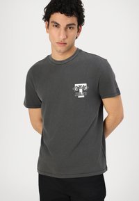 Tommy Jeans GRAPHIC TEE - Print T-shirt - black